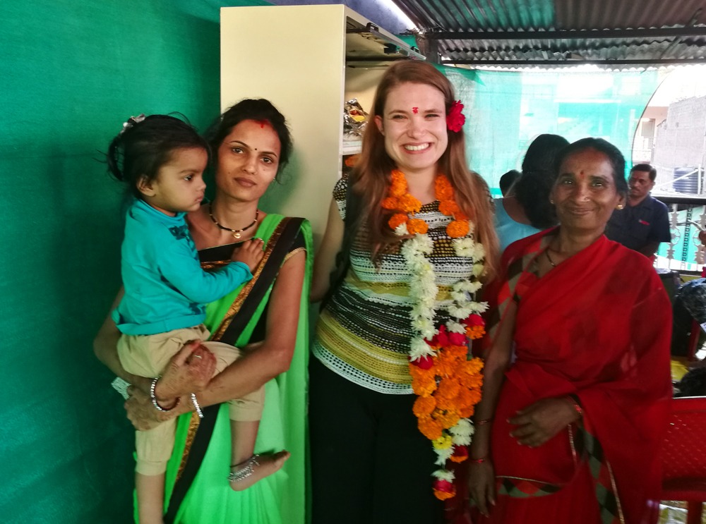 vierailemassa naistenryhmässä Indoressa