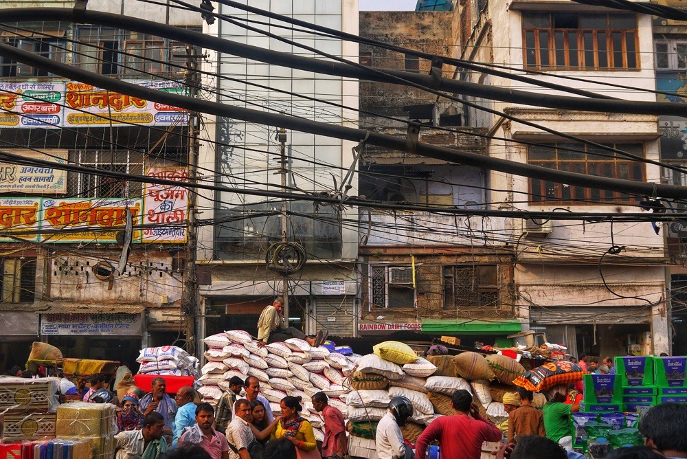 markkinakadu vipinää vanhassa Delhissä