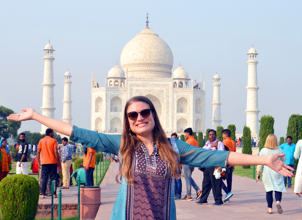 Fiilistelyä Taj Mahalin edessä