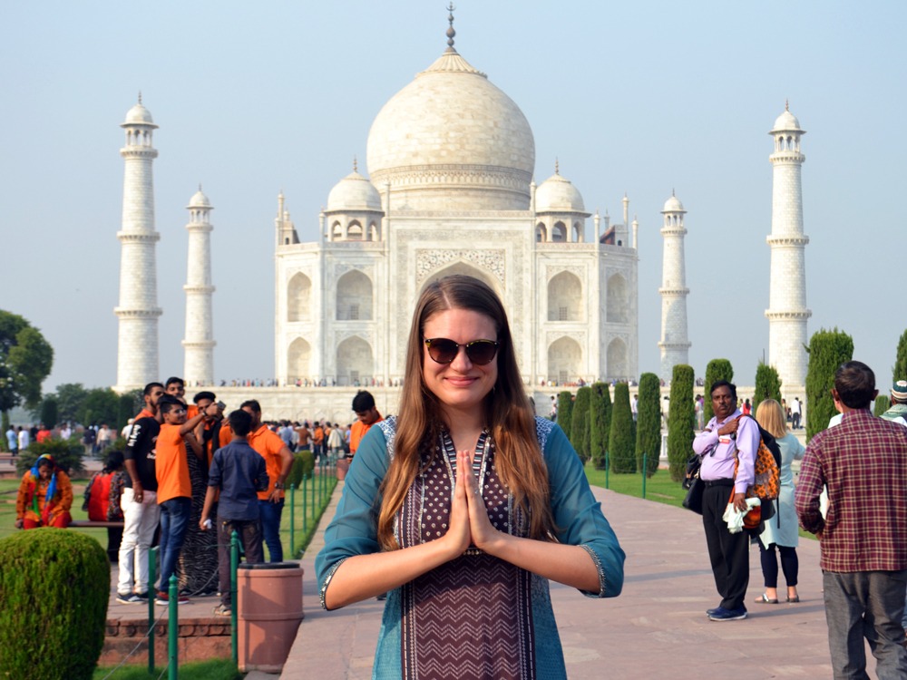 Namaste Taj Mahalin edessä