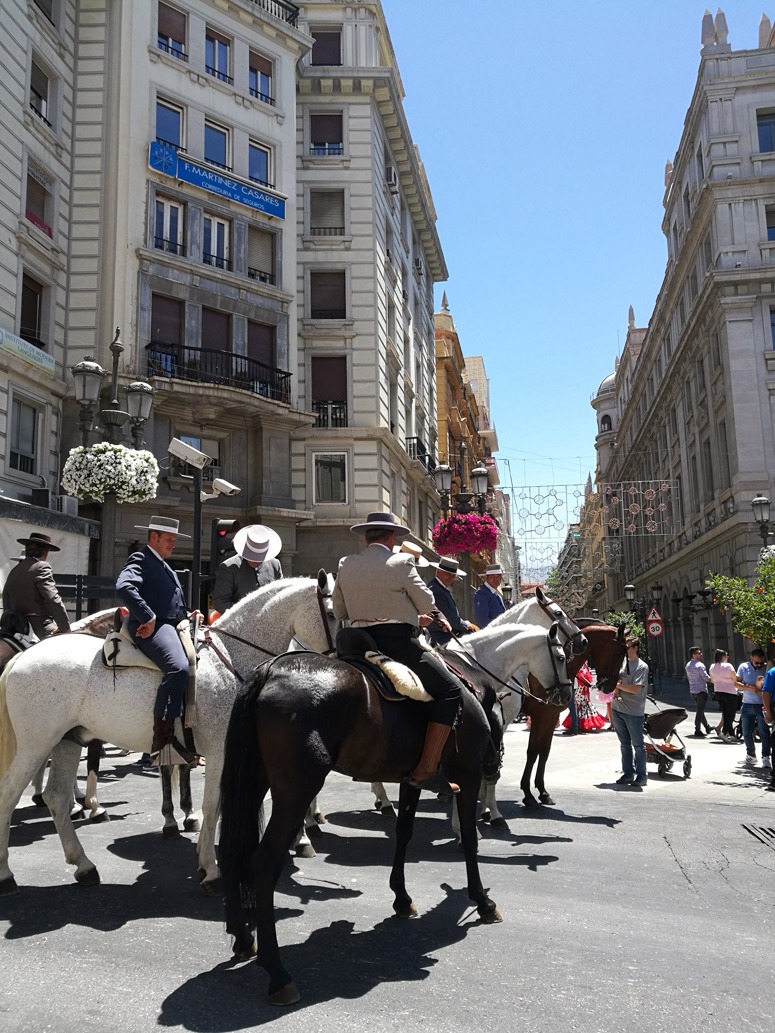 Miehet ratsastivat hevosilla Granadan paikallisessa juhlassa