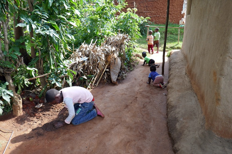 lapset leikkivät Keniassa