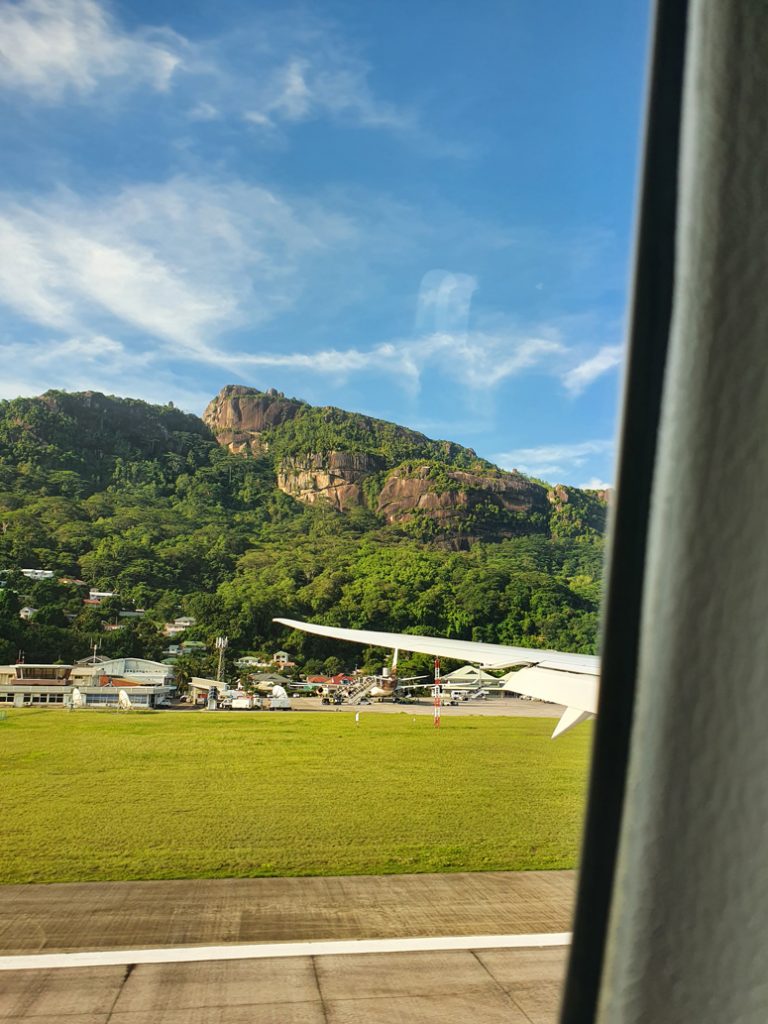 Ensi näkymä Seychelleille lentokoneesta